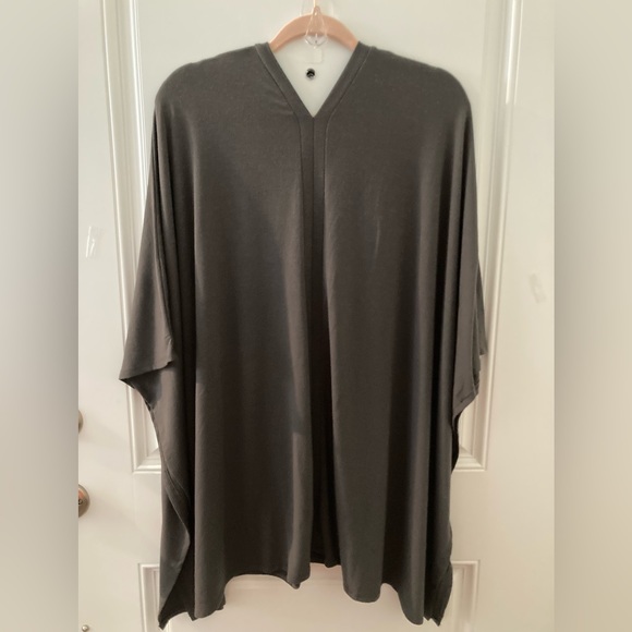 Zenana V-Neck Poncho Top Women’s Plus Size 1X Charcoal Grey - Picture 3 of 13